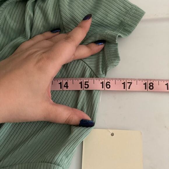 Free kisses crop top - Picture 2 of 5